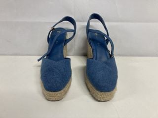 VERY BLUE SHOES - SIZE 5E