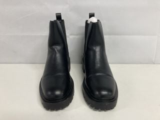 VERY BLACK SHOES - SIZE 8EE