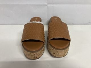 VERY BROWN SHOES - SIZE 7E