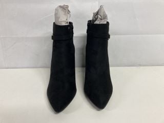 VERY BLACK SHOES - SIZE 5E