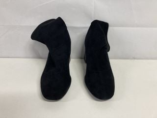 VERY BLACK SHOES - SIZE 5E