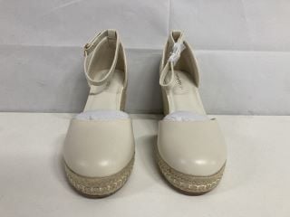 EVERYDAY WHITE SHOES - SIZE 6E