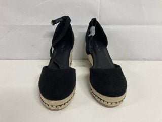 EVERYDAY BLACK SHOES - SIZE 6E