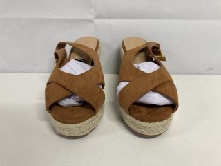 EVERYDAY BROWN SHOES - SIZE 5EE