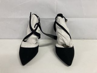 EVERYDAY BLACK SHOES - SIZE 4