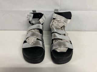 VERY SILVER SHOES - SIZE 6E