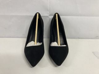 EVERYDAY BLACK SHOES - SIZE 6E