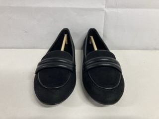 EVERYDAY BLACK SHOES - SIZE 4E