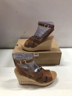 UGG W CARRENA UK SIZE: 7