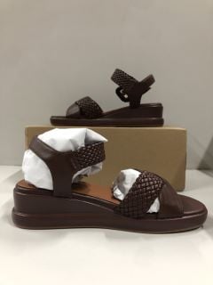 EVERYDAY SANDALS UK SIZE: 4