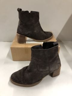 WOMEN'S BOOTS UK SIZE: 7