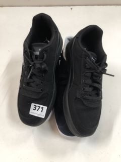 2 X PUMA TRAINERS INC UK SIZE: 6