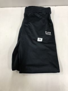 BOSS SLIM FIT SHORTS SIZE: UK 48