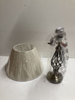 2 X KINGSWOOD BARLEY TWIST TABLE LAMPS & SHADES IN ANTIQUE BRASS