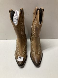 PAIR OF WOMEN'S DESIGNER ANKLE BOOTS IN TAN LEATHER - SIZE 4