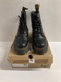 PAIR OF DR MARTENS AIRWAIR BOOTS IN BLACK LEATHER - SIZE UK 7