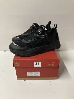 PUMA TRINITY TRAINERS IN BLACK - SIZE UK 9