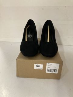 WOMEN'S WIDE FIT SQUARE TOE LOW BLOCK COURT SHOE IN BLACK - SIZE UK 6