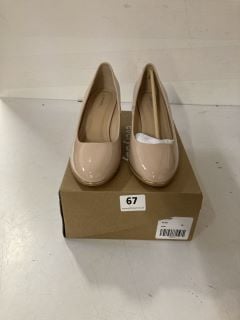 WOMEN'S CLOSED TOE WEDGE SHOE IN NUDE - SIZE UK 3