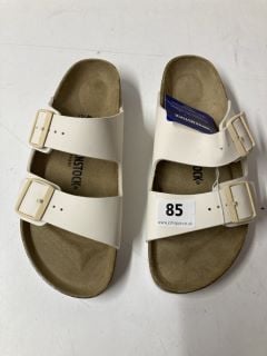 BIRKENSTOCK SANDALS IN CREAM - SIZE EU 40