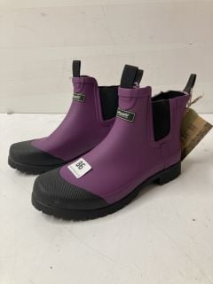 2 X PAIR OF SHOES TO INCLUDE WOMEN'S COTSWOLD ANKLE BOOTS IN PURPLE - SIZE UK 6