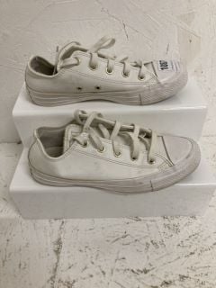 CONVERSE ALL-STAR SNEAKERS SIZE: 4