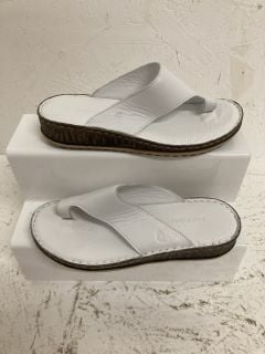 HUSH PUPPIES ELISSA TOE POST WHITE SANDALS SIZE: 8