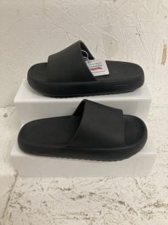 SKECHERS ARCHFIT SLIDERS SIZE: 4