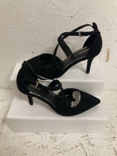 EVERYDAY HIGH HEELS SIZE: 6