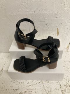 V BY VERY WEDGE SANDALS SIZE: 5