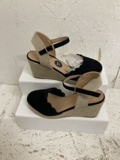 V BY VERY WEDGE SANDALS SIZE: 5