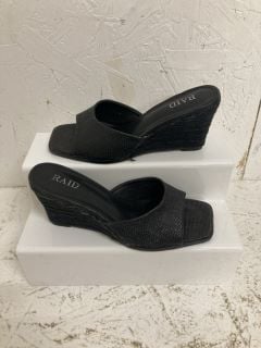 RAID LONDON WEDGE SANDALS SIZE: 7