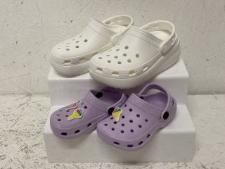 2 X PAIRS OF CROCS CLOGS SIZES : 2/26