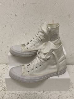 CONVERSE TRAINERS SIZE: 7