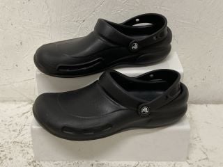 CROCS CLOGS SIZE: 9