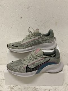 NIKE WOMENS TRAINERS SIZE: 7