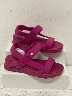 SKECHERS YOGA FOAM SANDALS SIZE: 6