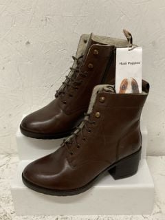 HUSH PUPPIES LEATHER BOOTS SIZE: 6