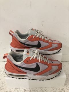 NIKE TRAINERS SIZE: 7