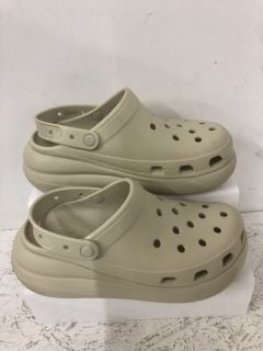 CROCS CLOGS SIZE: W10