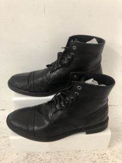 BLACK LEATHER BOOTS SIZE: 44