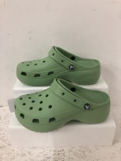 CROCS CLOGS SIZE: 9