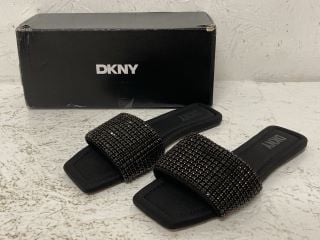 DKNY SLIDES SIZE: 4