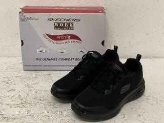 SKECHERS ARCH FIT TRAINERS SIZE: 5