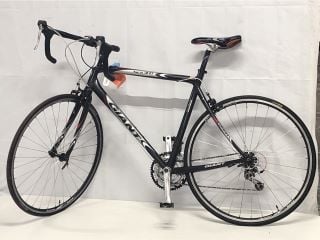 GIANT ROAD BIKE - BLACK & RED/GREY - MPSS0285544 (VAT ONLY PAYABLE ON BUYERS PREMIUM)