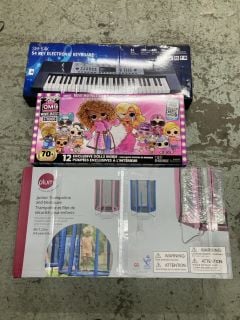 TOYS AND GAMES TO INCLUDE A MOVIE STUDIO PLAY SET AND A 54 KEY ELECTRONIC KEYBOARD