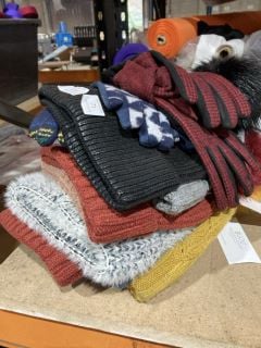 ASSORTMRNT OF KNITTED WOOLEN HATS TO INCLUDE GLOVES