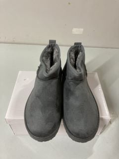 UNBRANDED GREY FLUFFY BOOTS - SIZE 3