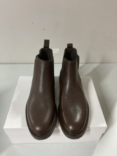 RUSSELL & BROMLEY LONDON DUBLIN GRAINED LEATHER BOOTS - SIZE 9