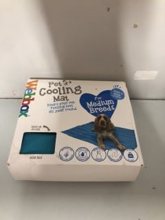 BOX OF PET PRODUCTS TO INC WEBBOX PET COOLING MATT